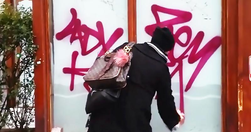 Un artiste de street art en pleine création d’une œuvre complexe sur un mur du MAUSA, avec des outils modernes.